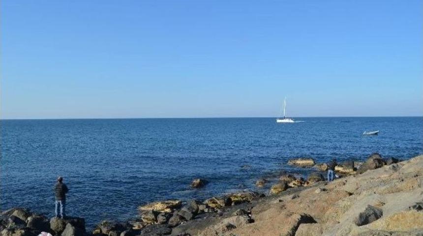 Trabzon&rsquo;da G&uuml;neşli Havayı Fırsat Bilen Oltasını Alıp Sahile İndi