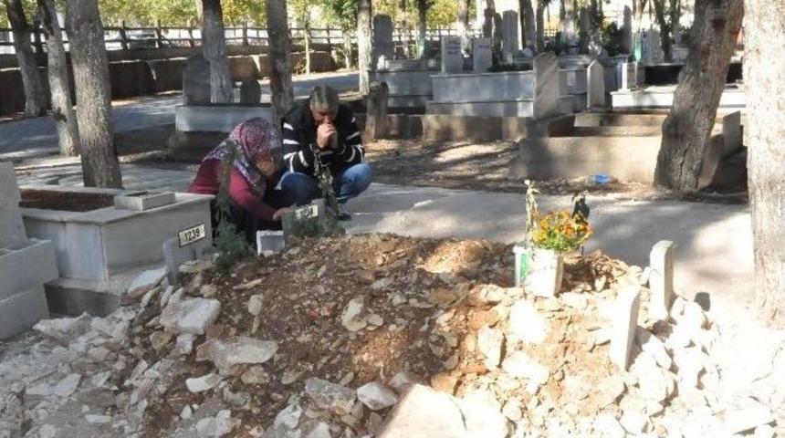 Doğmadan &Ouml;len İkizler, Annesi İle Aynı Mezara Defnedildi