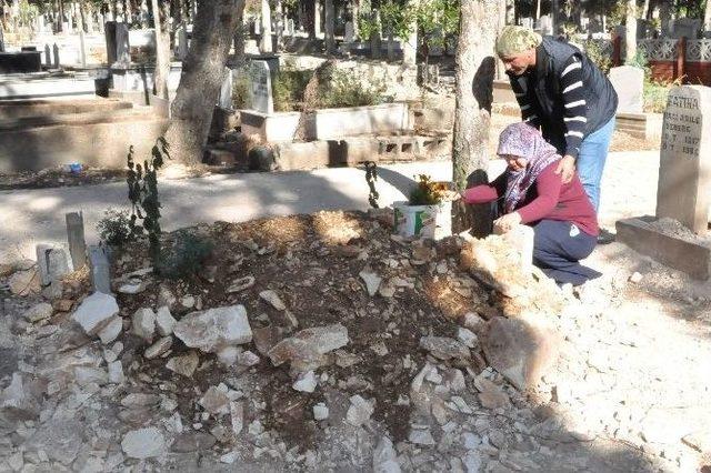 Doğmadan Ölen İkizler, Annesi İle Aynı Mezara Defnedildi