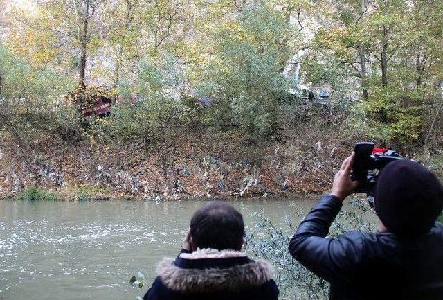 Kayalara Çarpan Yük Treni Raylardan Çıktı