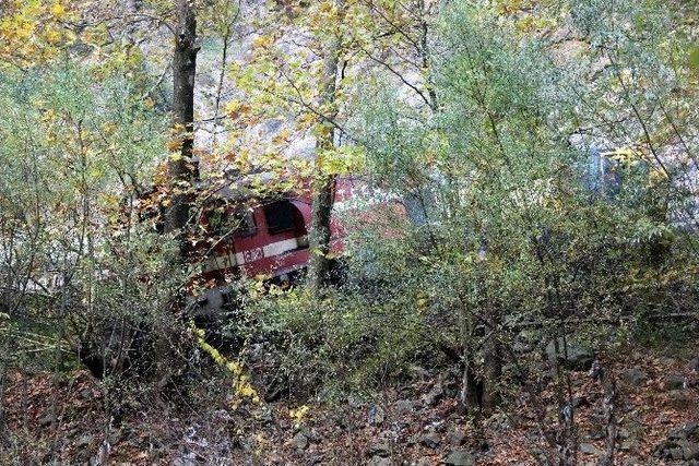 Kayalara Çarpan Yük Treni Raylardan Çıktı