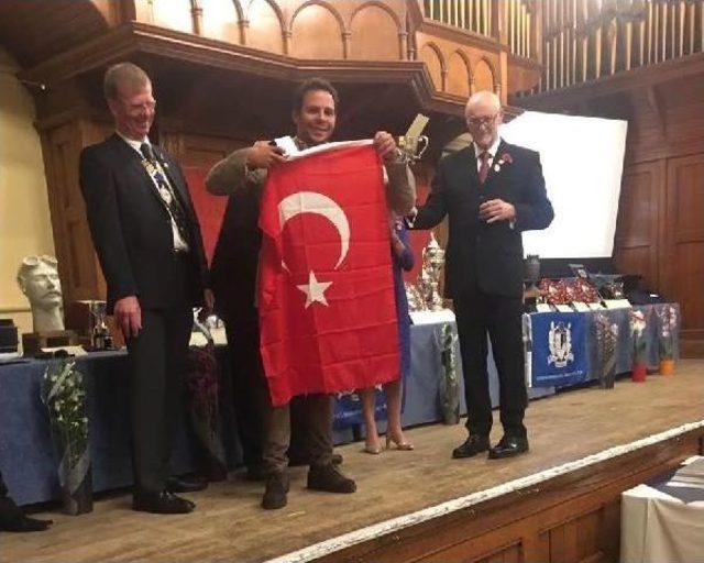 Yüzücü Emre Erdoğan'a En Hızlı Yüzücü Ödülü