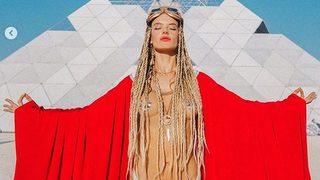 Alessandra Ambrosio Burning Man'e damga vurdu