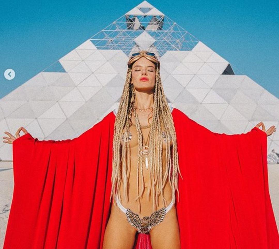 Alessandra Ambrosio Burning Man'e damga vurdu