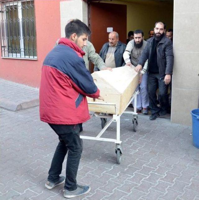 Suriyeli Koca, 5 Yaşındaki Oğlunun Gözü Önünde Eşini Öldürdü