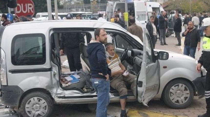 Ambulansla Otomobil &Ccedil;arpıştı: 6 Yaralı