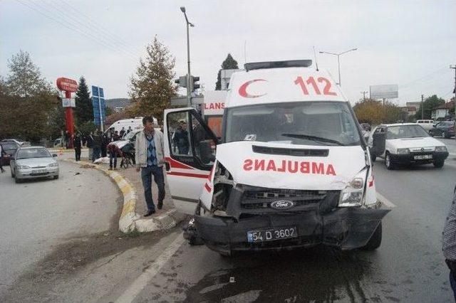 Ambulansla Otomobil Çarpıştı: 6 Yaralı