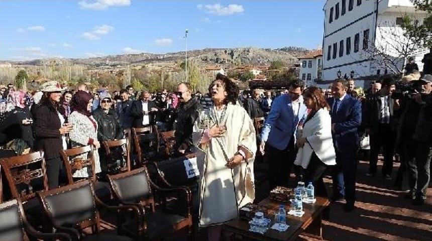 Hülya Koçyiğit, Çorum'da Hitit Defilesini Izledi