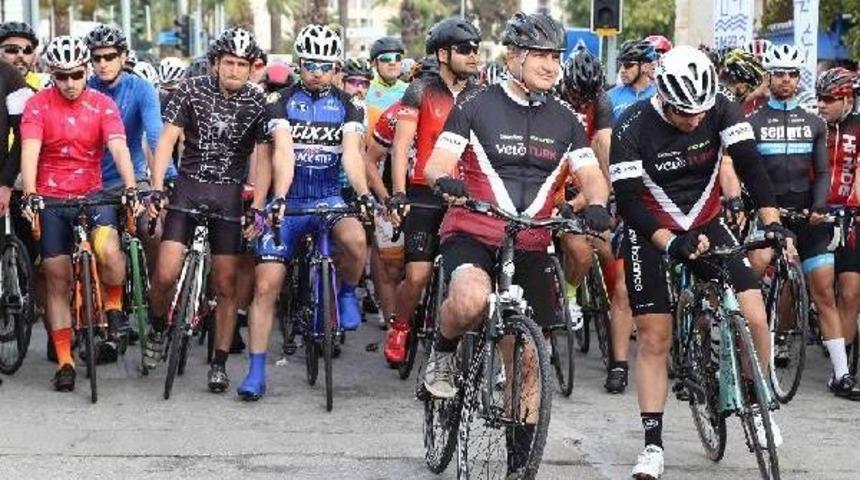 Veloturk Gran Fondo &Ccedil;eşme'de 837 Bisiklet&ccedil;i Yarıştı