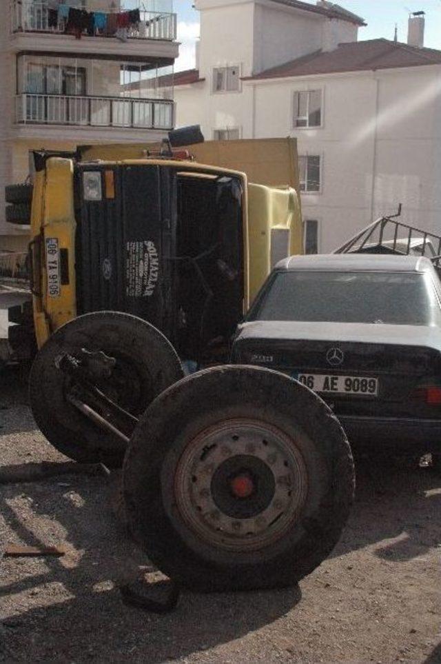 Ankara’da Freni Patlayan Nakliye Kamyonu Devrildi