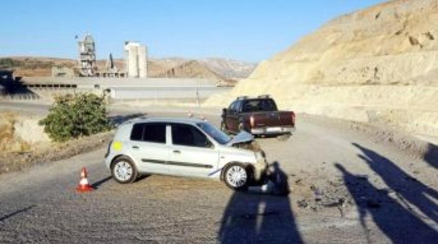 Otomobille Kamyonet &Ccedil;arpıştı: 5 Yaralı
