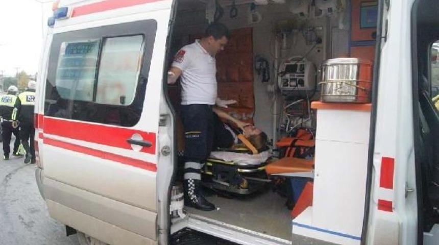 Hendek'te Ambulans Ile Ticari Ara&ccedil; &Ccedil;arpıştı: 6 Yaralı