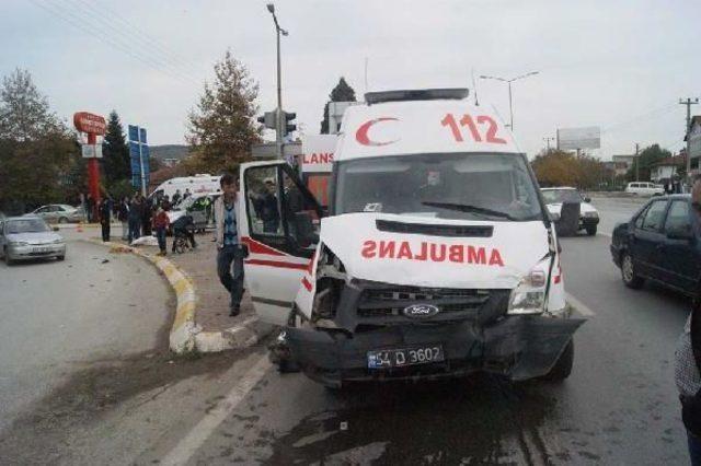 Hendek'te Ambulans Ile Ticari Araç Çarpıştı: 6 Yaralı