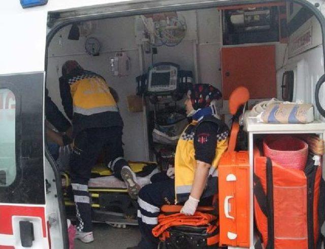 Hendek'te Ambulans Ile Ticari Araç Çarpıştı: 6 Yaralı