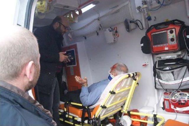 Hendek'te Ambulans Ile Ticari Araç Çarpıştı: 6 Yaralı