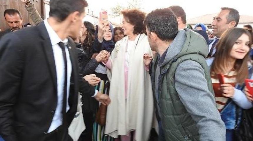 H&uuml;lya Ko&ccedil;yiğit, &Ccedil;orum'da Hitit Defilesini Izledi (2)