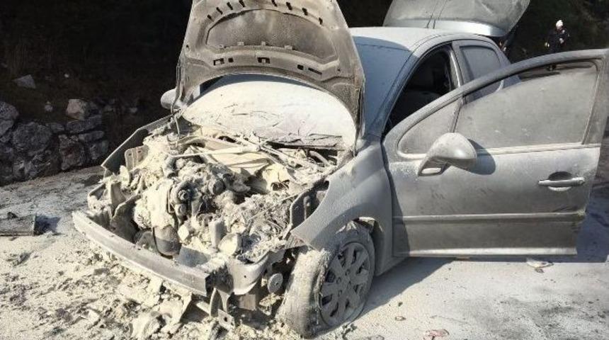 Bursa&rsquo;da Seyir Halindeki Otomobil Alev Alev Yandı