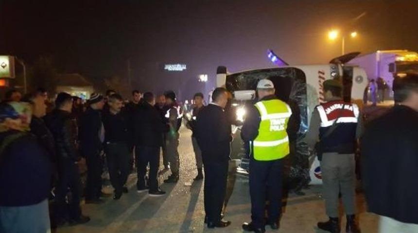 Yolcu Midib&uuml;s&uuml; Devrildi 9 Yaralı