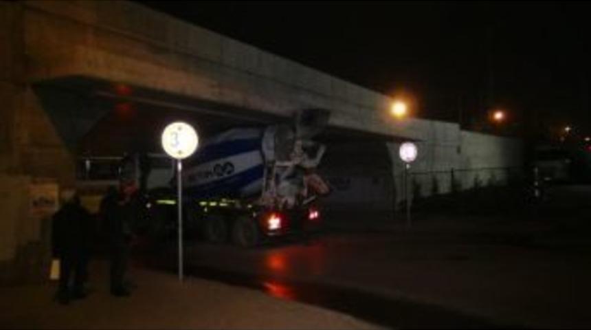 Beton Mikseri Marmaray K&ouml;pr&uuml;s&uuml; Altından Ge&ccedil;erken Sıkıştı