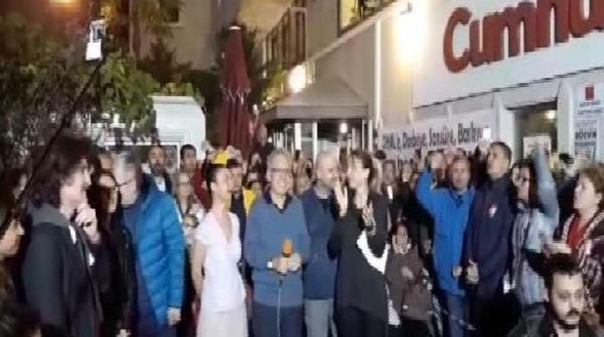 Z&uuml;lf&uuml; Livaneli Ve Kardeş T&uuml;rk&uuml;ler'den Cumhuriyet'e Konserli Destek