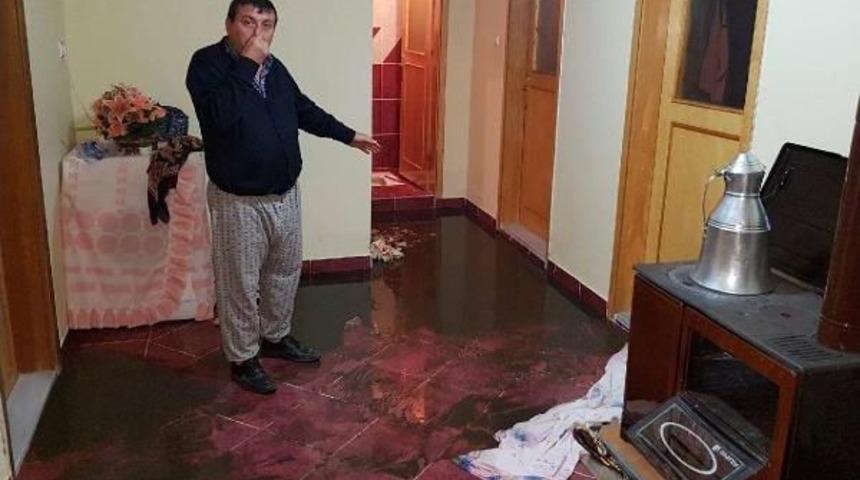 Evlerini Kanalizasyon Suyu Bastı