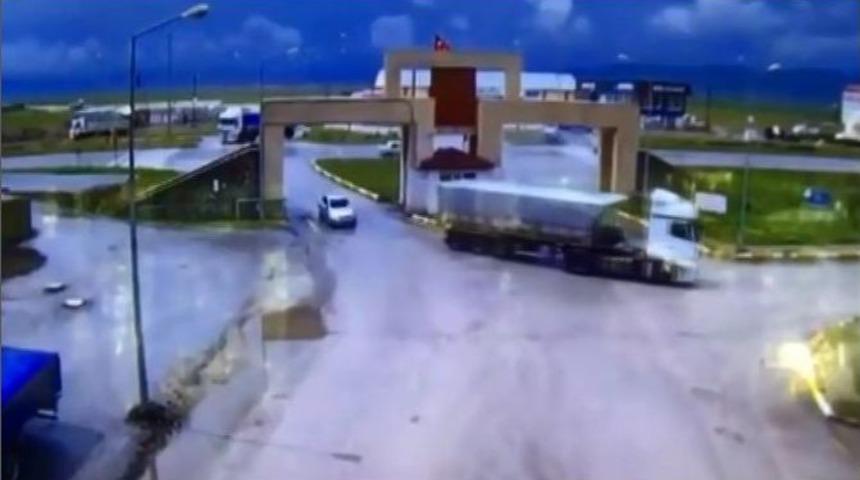 3 Kişinin Yaralandığı Trafik Kazası G&uuml;venlik Kamerasına Yansıdı