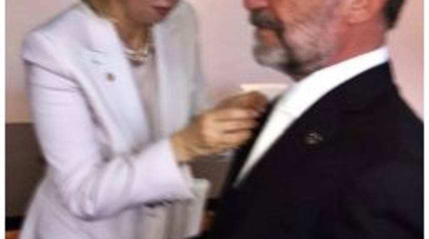 Dr. Suat G&uuml;nsel, "gagavuzya 25. Yıl" Devlet Nişanı İle &Ouml;d&uuml;llendirildi