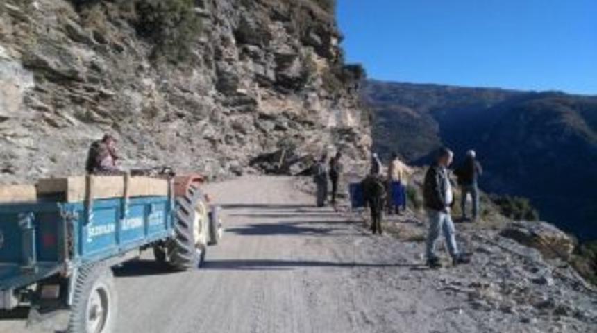 Tonlarca Kaya Bir Anda Yola Yuvarlandı