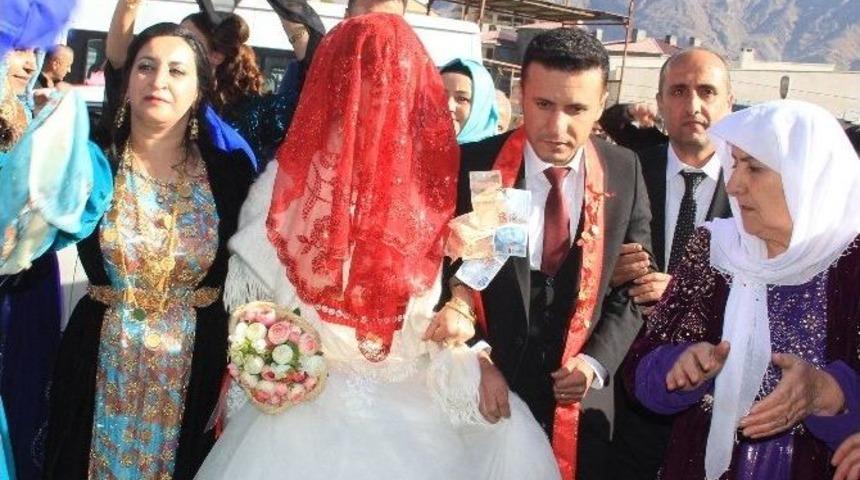 (&ouml;zel Haber) Zap Suyu &Uuml;zerindeki Asma K&ouml;pr&uuml;den Gelin Ge&ccedil;ti