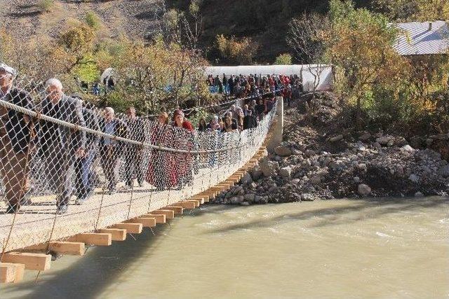 (özel Haber) Zap Suyu Üzerindeki Asma Köprüden Gelin Geçti