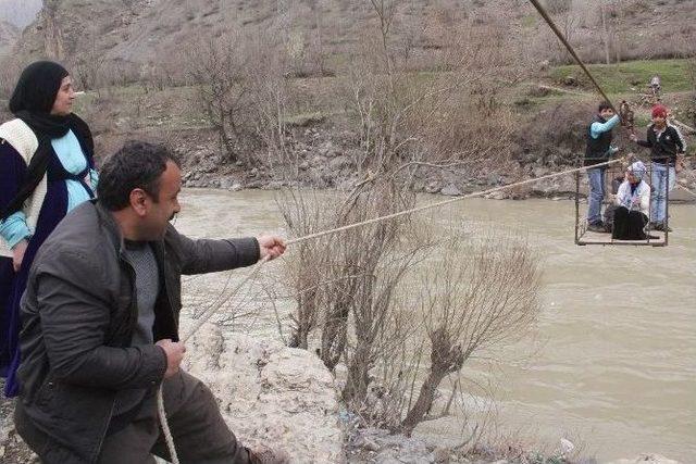 (özel Haber) Zap Suyu Üzerindeki Asma Köprüden Gelin Geçti