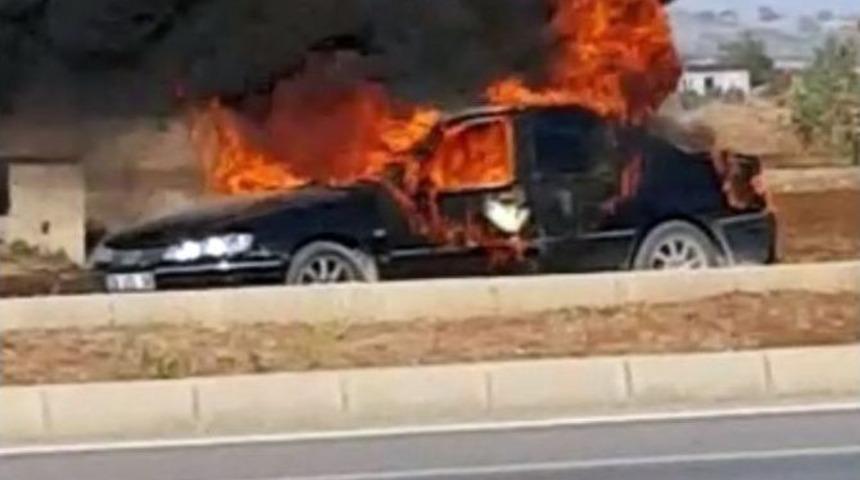 Alev Topuna D&ouml;nen Otomobilden Hafif Yanıklarla Kurtuldular