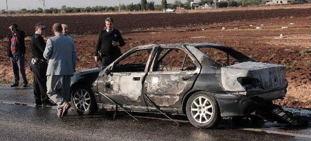 Alev Topuna D&ouml;nen Otomobilden Hafif Yanıklarla Kurtuldular 1