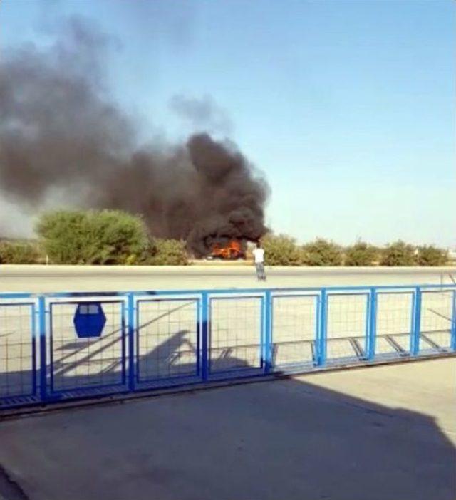 Alev Topuna D&ouml;nen Otomobilden Hafif Yanıklarla Kurtuldular 2