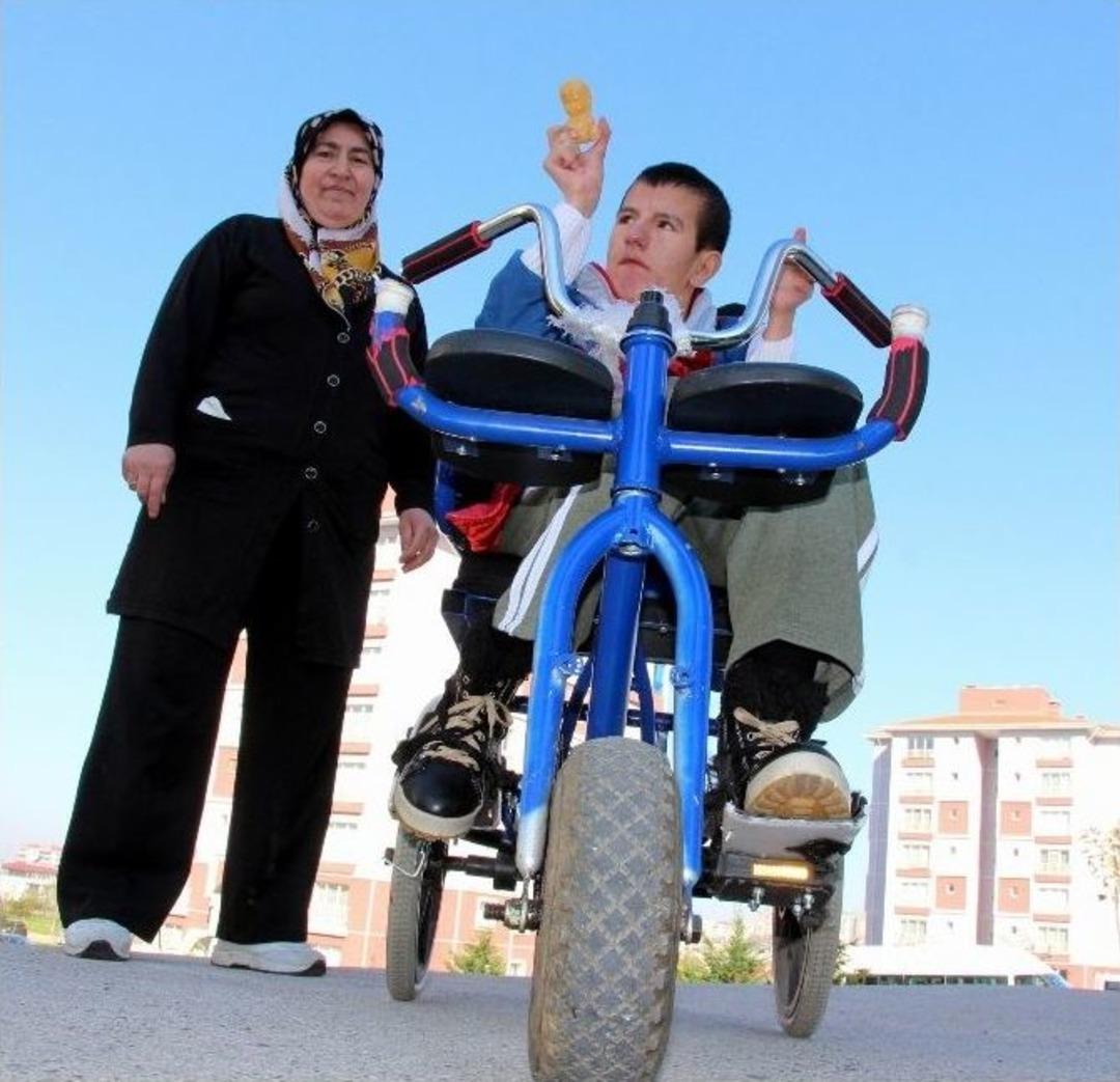 Engelli Oğlu İ&ccedil;in Keşfetti