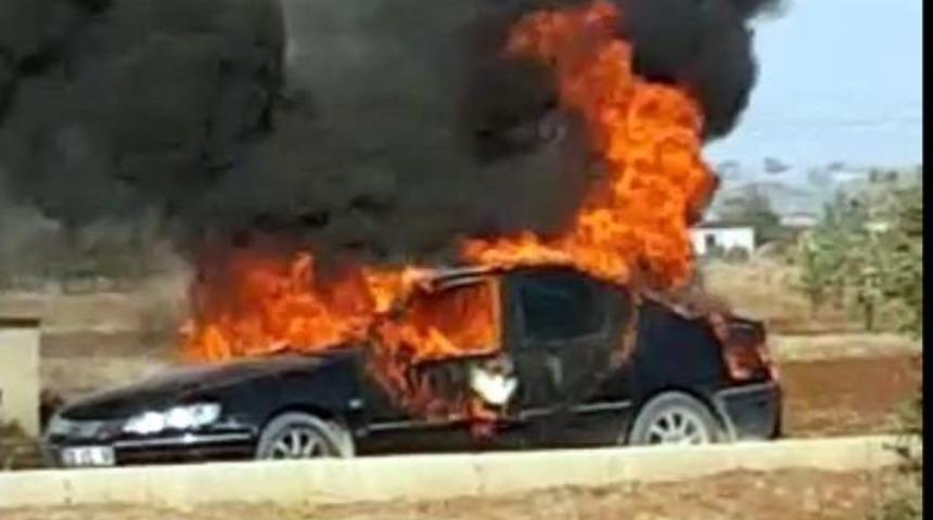 Alev Alan Otomobildeki 2 Kişi Yaralandı