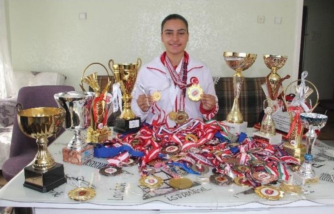 (&ouml;zel Haber) 18 Yaşında 70 Madalya Kazandı