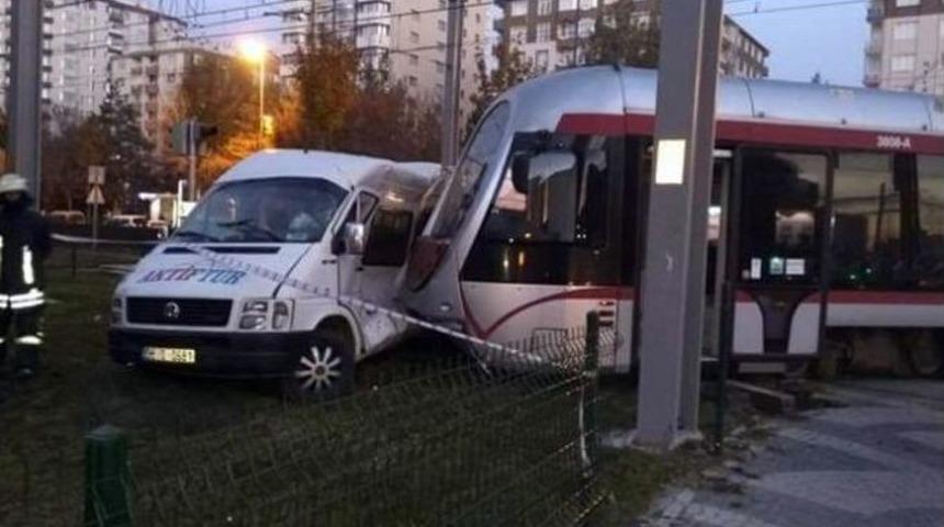Kayseri&rsquo;de &Ouml;ğrenci Servisi İle Tramvay &Ccedil;arpıştı: 7 Yaralı
