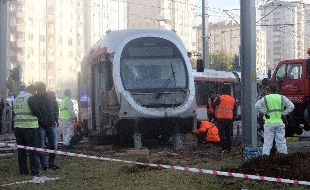 Kayseri’de Öğrenci Servisi İle Tramvay Çarpıştı: 7 Yaralı