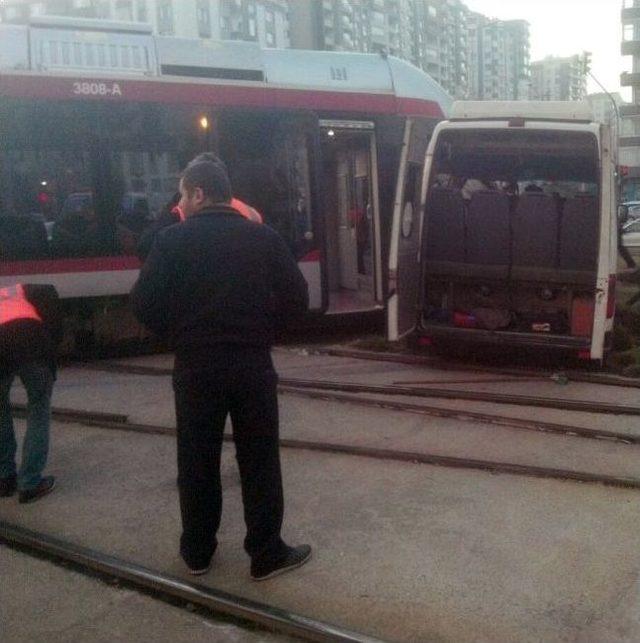 Kayseri’de Öğrenci Servisi İle Tramvay Çarpıştı: 7 Yaralı