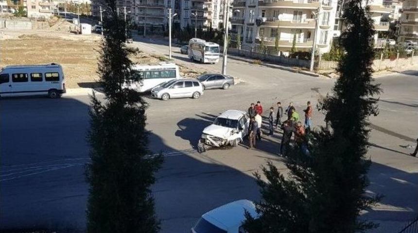 İki Otomobil &Ccedil;arpıştı: 1 Yaralı