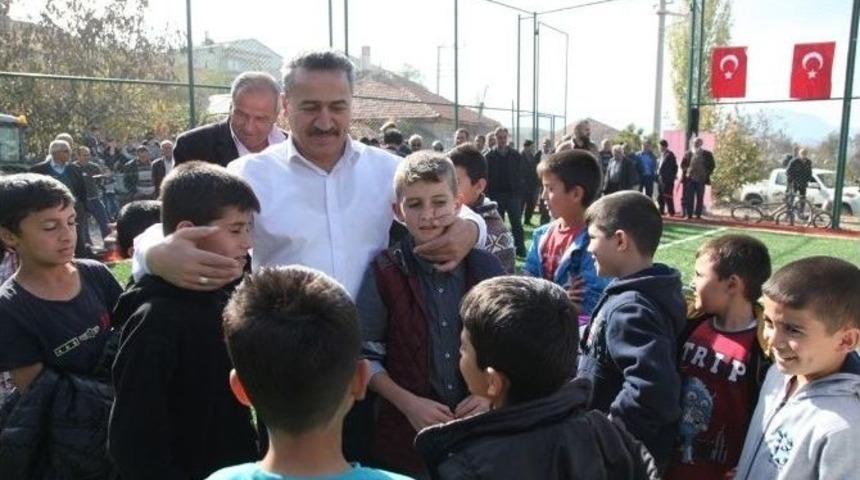 Bostandere Ve İncesu Mahallesine Sentetik &Ccedil;im Saha