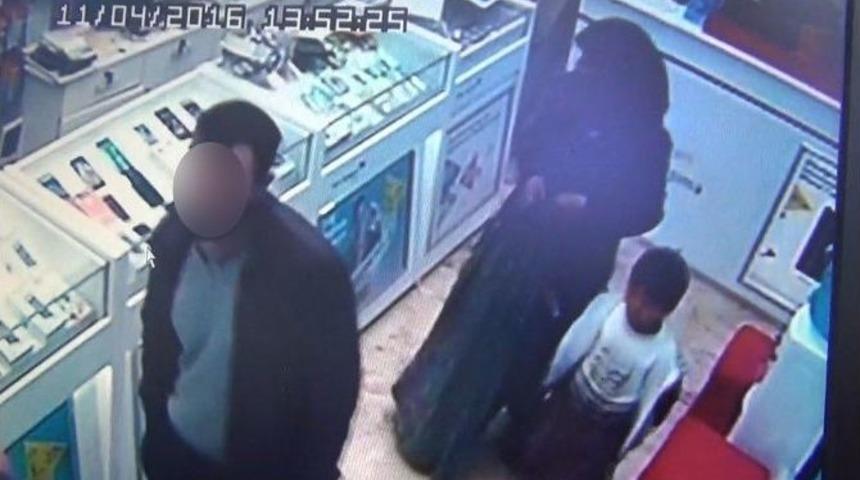 Pe&ccedil;eli Tırnak&ccedil;ı Kameraya B&ouml;yle Yakalandı