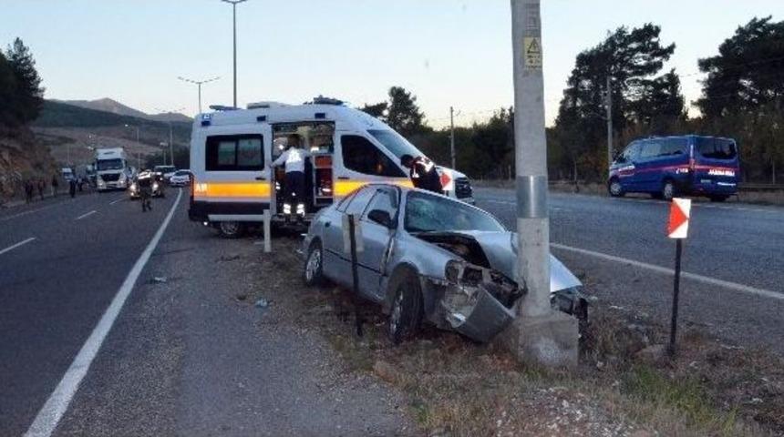 Otomobil Aydınlatma Direğine &Ccedil;arptı: 4 Yaralı