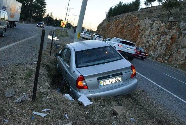 Otomobil Aydınlatma Direğine Çarptı: 4 Yaralı