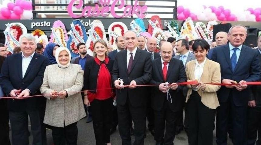 Bakan &Ouml;zl&uuml; Case Cake&rsquo;nin A&ccedil;ılışını Yaptı