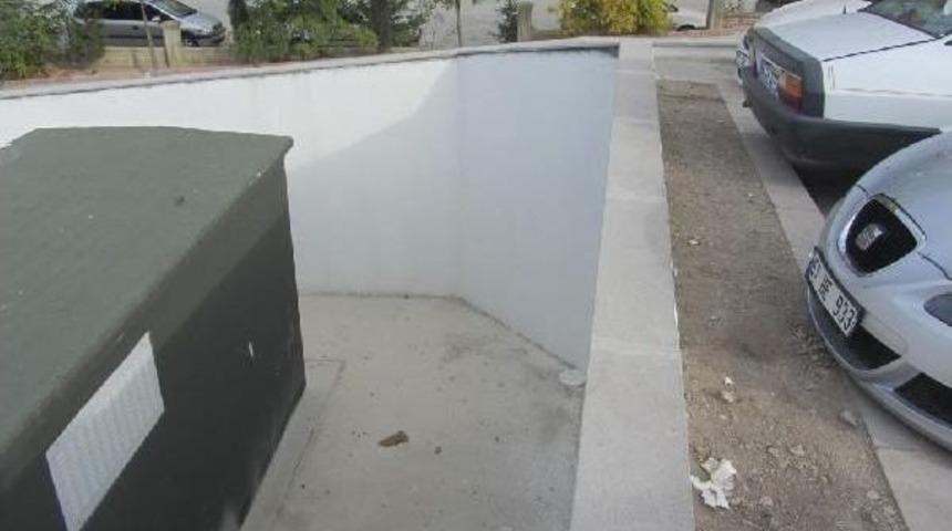 Hastaneden Ka&ccedil;arken Bah&ccedil;e Duvarından D&uuml;ş&uuml;p &Ouml;ld&uuml;