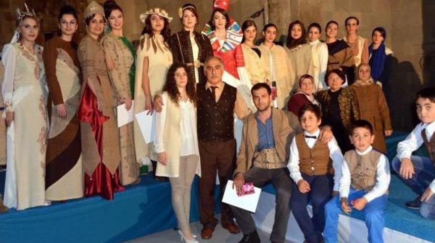 Tarihi Yakutiye Medresesi'nde Ehram Defilesi