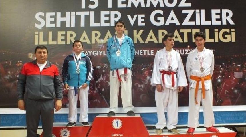 B&uuml;y&uuml;kşehirli Karatecilere Rakip Dayanmıyor