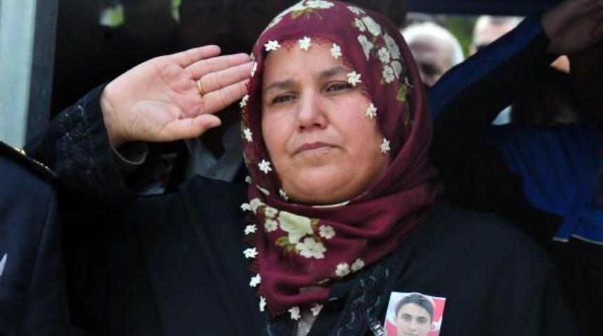 Şehit Oğlunu Polis Selamıyla Karşıladı